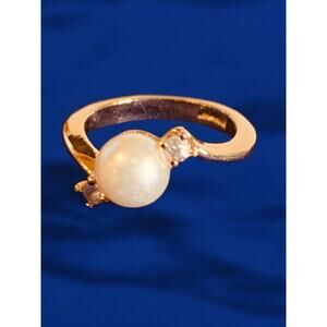 Size 5.5 Goldtone 7mm Pearl Ring Classic Bypass Style
